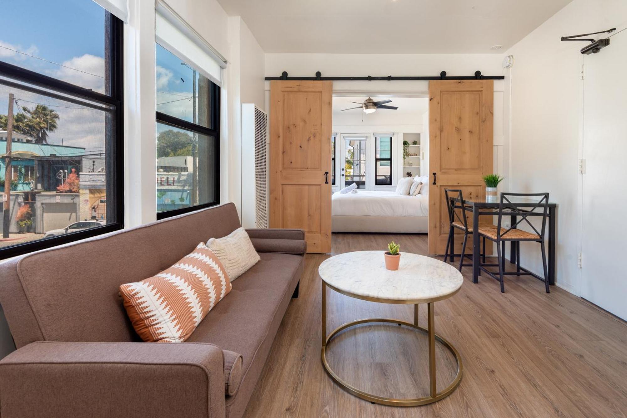 Chic 1br In Lively Venice Area Appartamento
